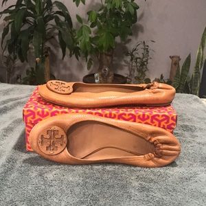 Please look closely at the photos still life in these very comfortable.